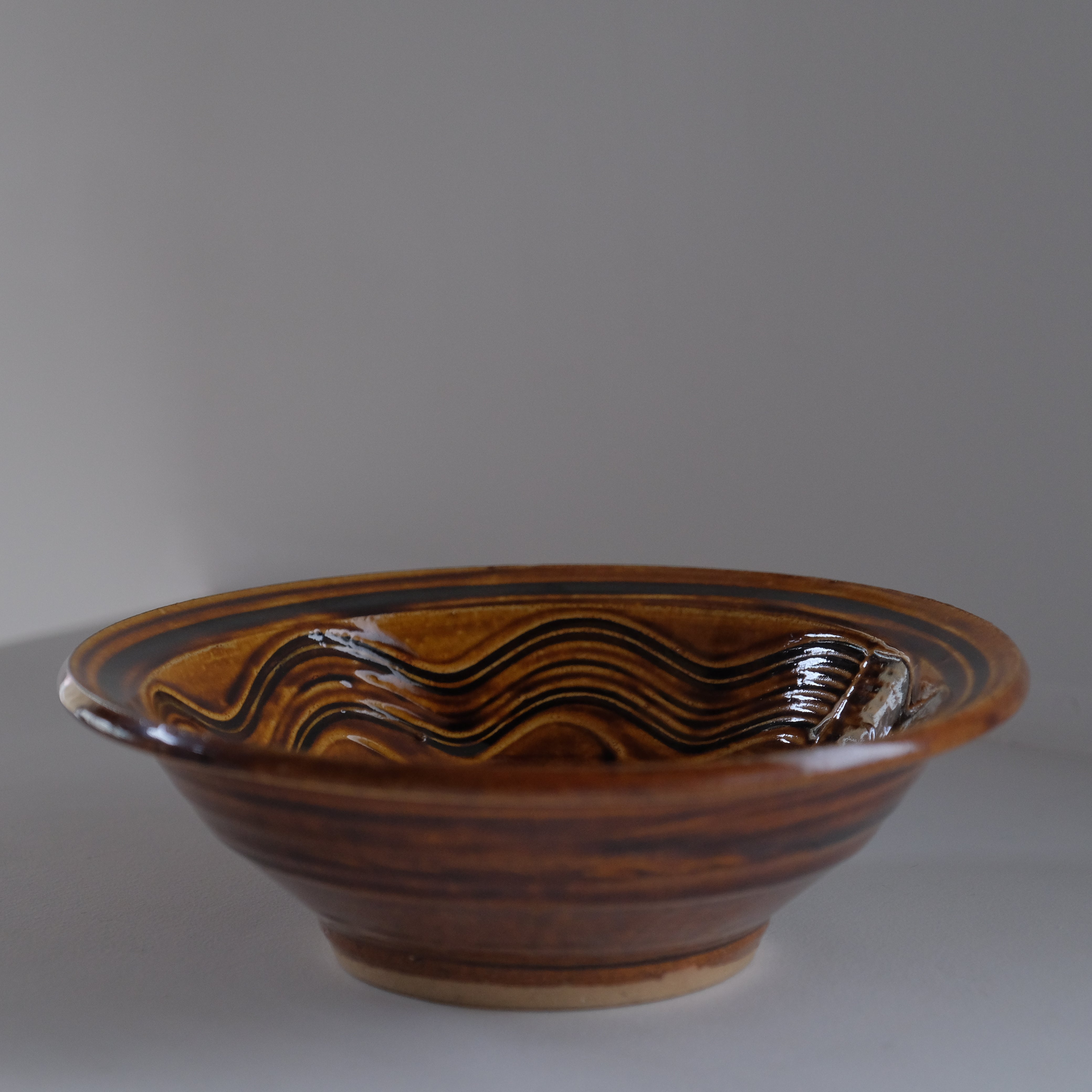 飴釉櫛描八寸鉢 / 出西窯 – MISENOMA