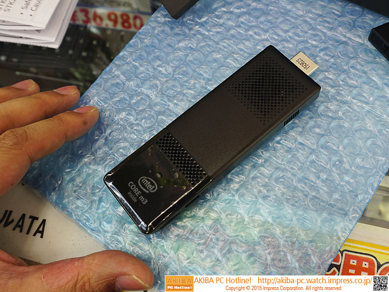 Core m5/m3搭載のIntel純正スティックPCが登場、実売42,800円から