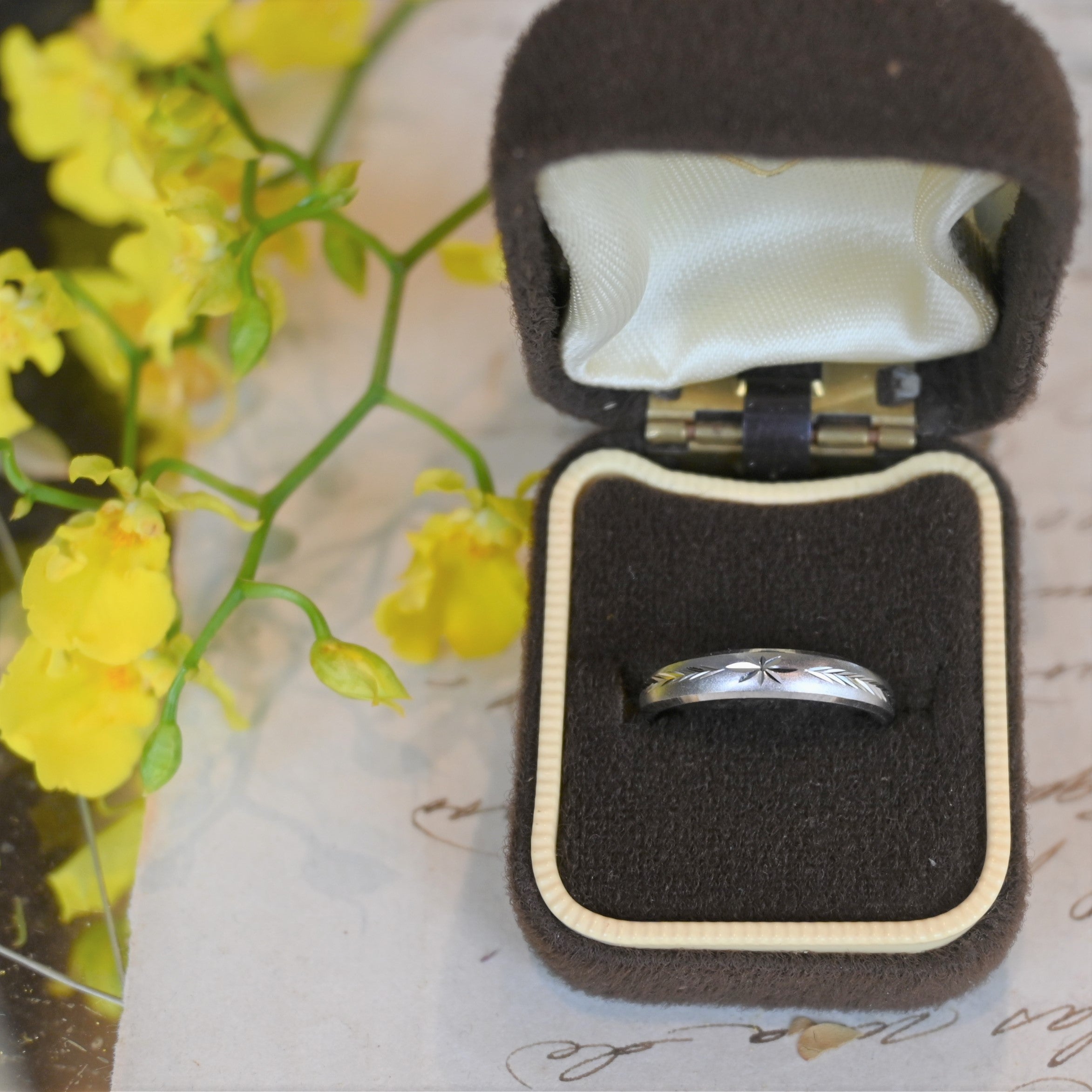 toei crown 彫りがアクセントになった プラチナリング | 芦屋Antico