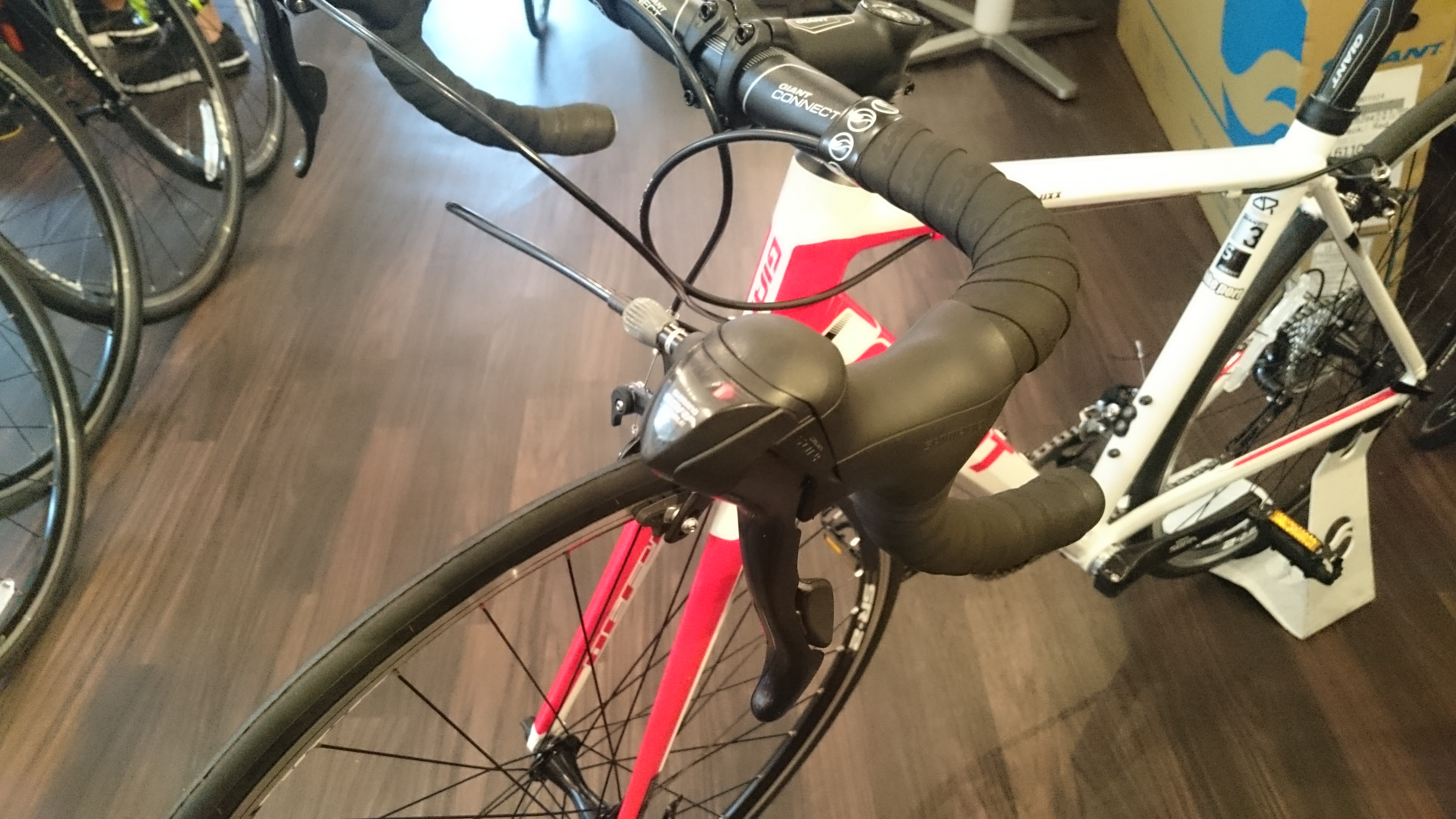 当店大好評！！御買得であります‼2016年ロードバイク GIANT DEFY3