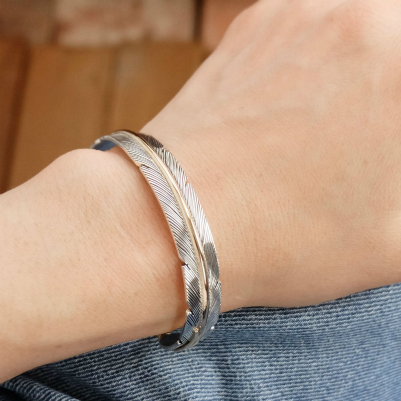 ◇sizeL ハーヴィーメイス 12KGF フェザーバングル｜マライカ公式通販