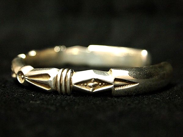 ナバホ族 ジェニファー・カーティス バングル入荷しました!!!【Navajo