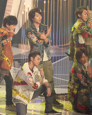 嵐メンバーがデビュー後に生まれたファンに、スケスケ衣装を「どうか見