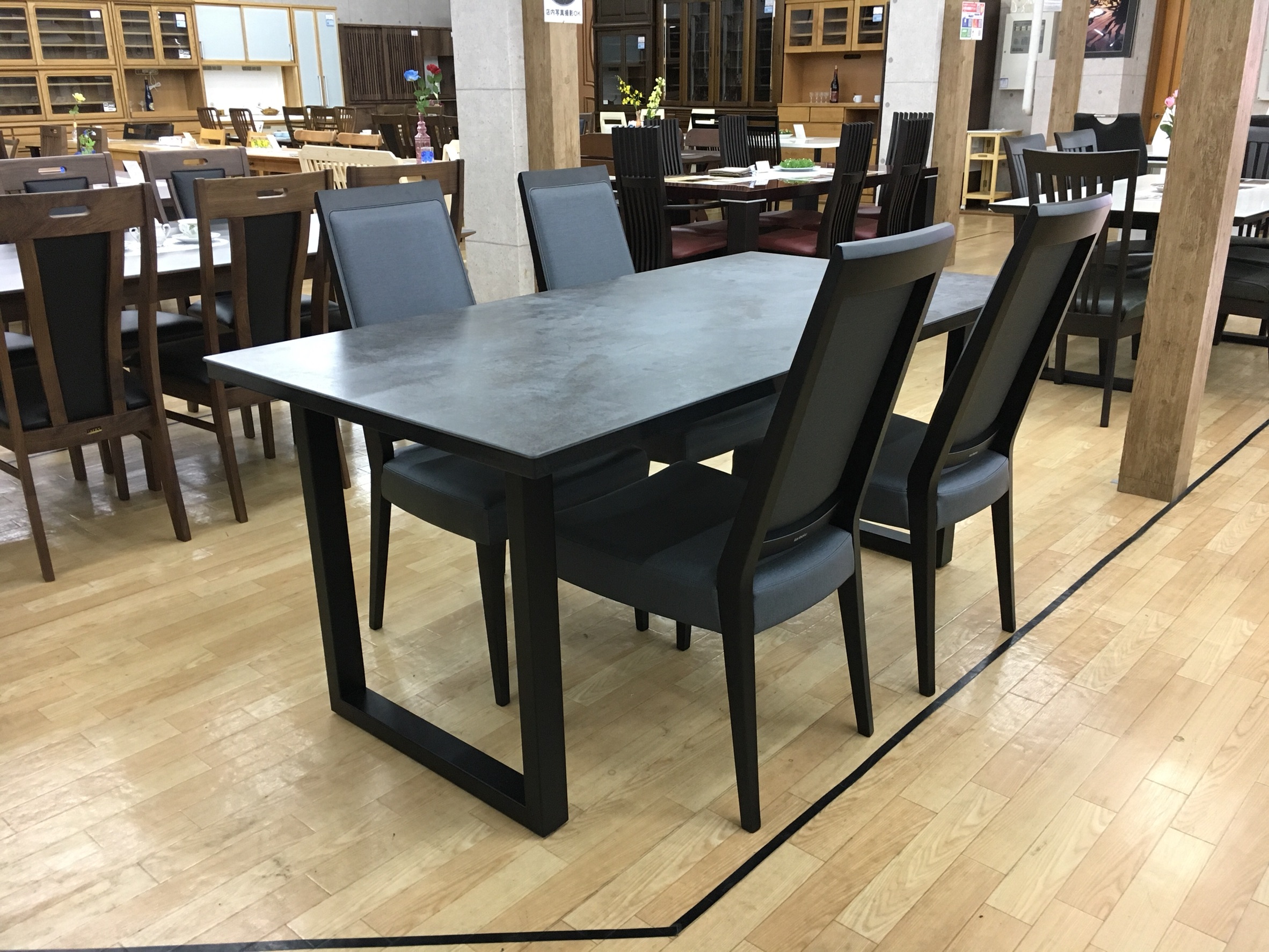 綾野製作所さんのセラミックテーブル【NEOTH】のご紹介です＼(^o