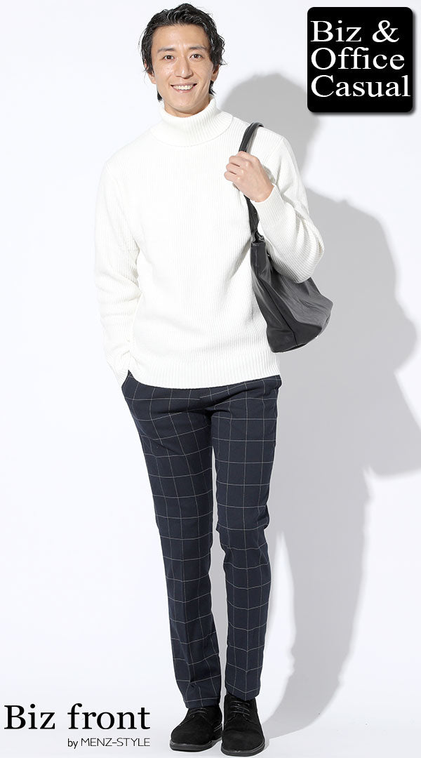 白タートルネックニットセーター×ネイビーウインドペンチェックパンツ