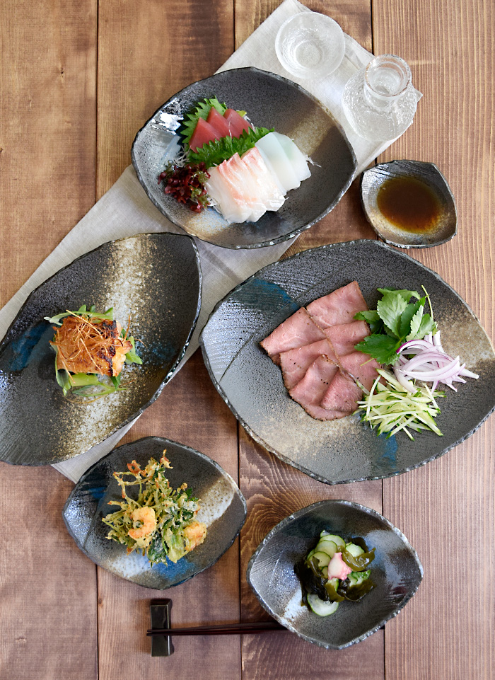 高級感ある黒海シリーズの大皿。盛り皿、大皿料理、ワンプレートにも