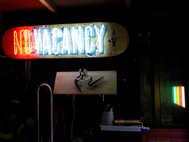 シマダネオン／NO VACANCY（ノーヴァカンシー） ACROSS（アクロス）