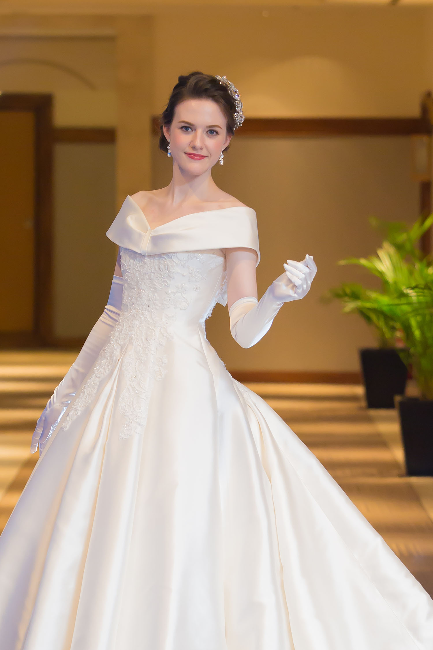 オフホワイト シルク100% ウェディングドレス(プリンセスライン・A