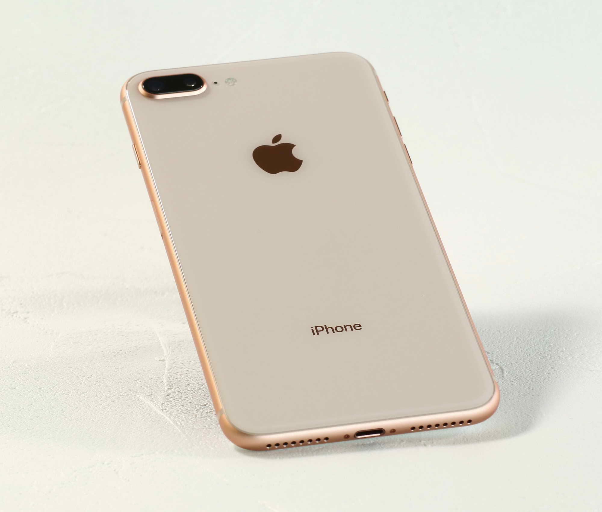 iPhone 8 Plusのゴールドモデル。ガラスになったこと、金の色味が