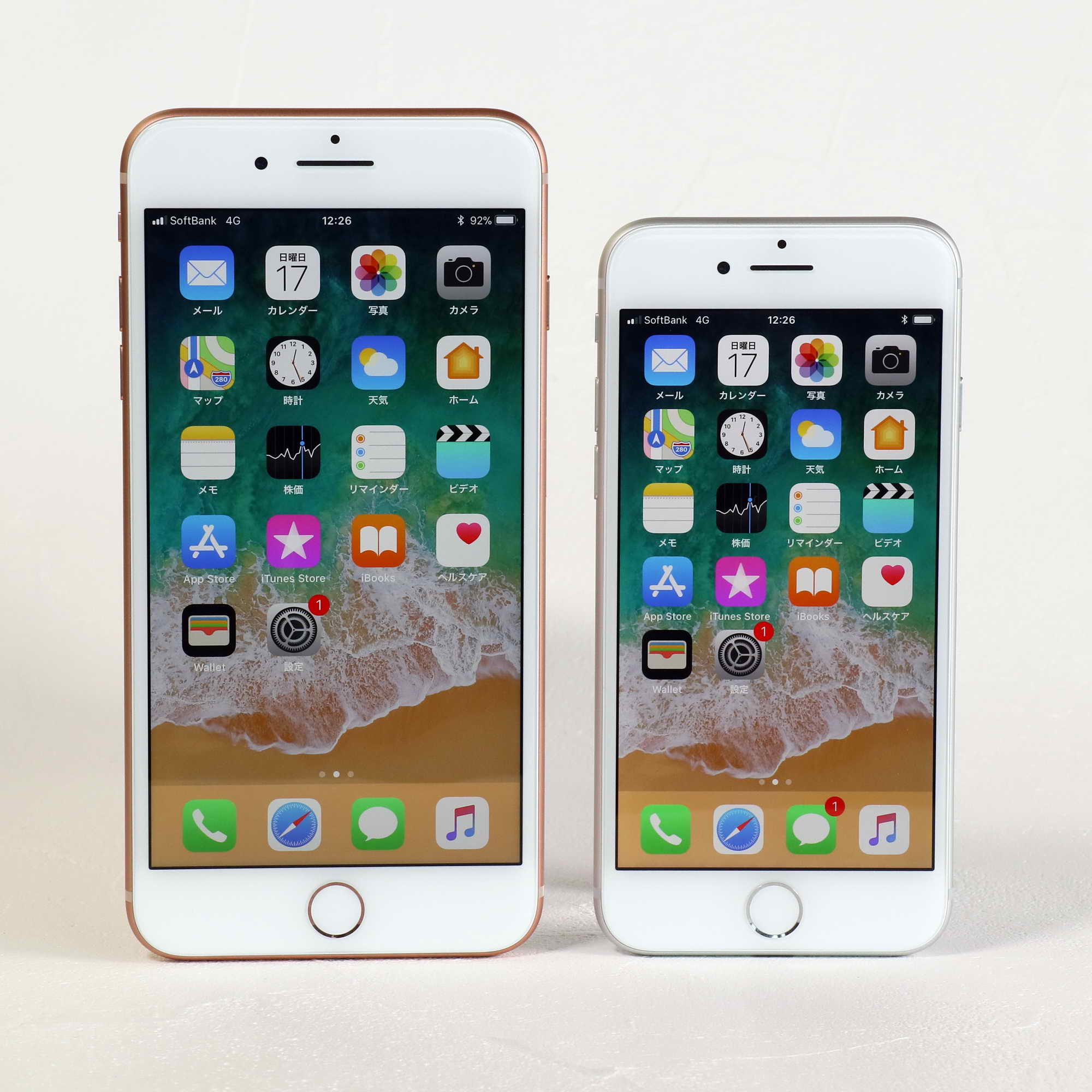 左がiPhone 8 Plus（ゴールド）、右がiPhone 8（シルバー）。ホーム