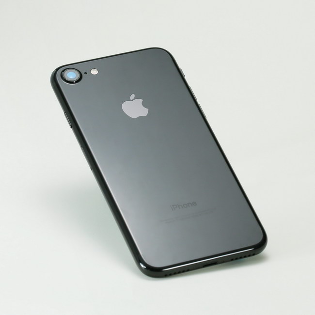 iPhone 7ジェットブラックモデルの背面。ジェットブラックはつややかに