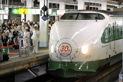 朝日新聞デジタル：東北新幹線開業30年 「緑の疾風」200系が祝福