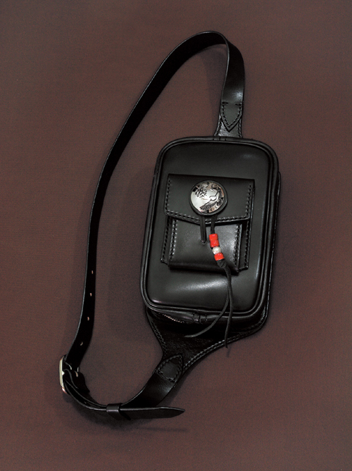 ワンショルダーバッグ（イーグルトレードマークコンチョ） 黒