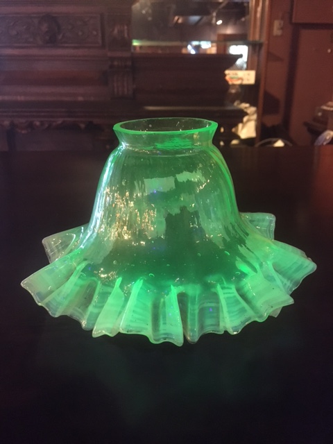 アンティークのヴァセリンガラスシェード（ウランガラス）のご紹介です