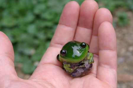 蛙、海のカケラを抱く