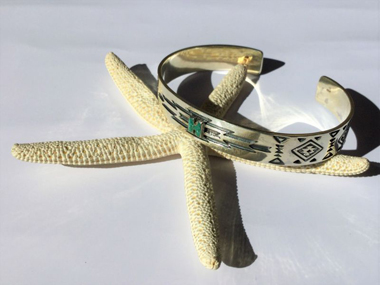 ハリウッドランチマーケットよりバングルが登場。