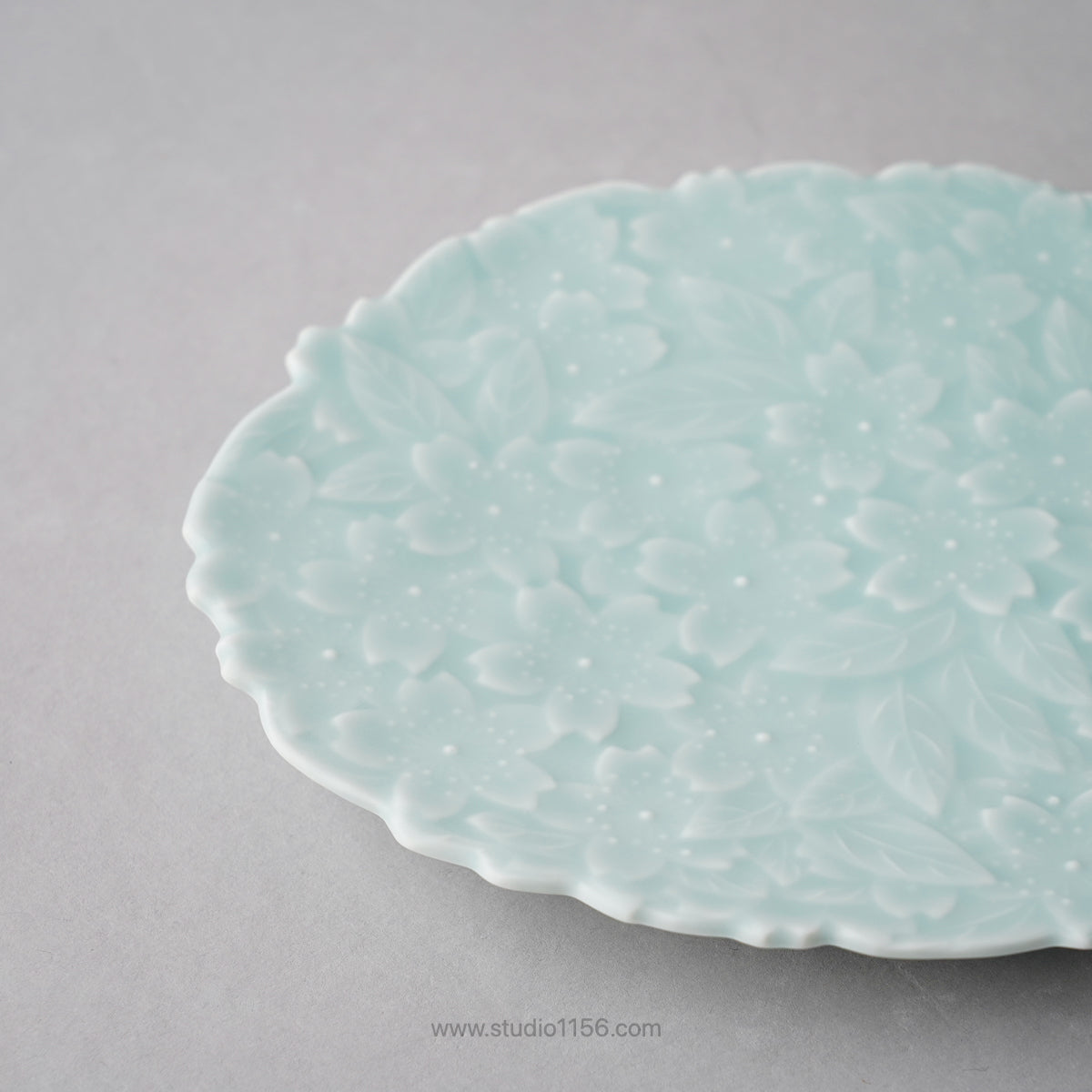 伊万里焼 モイスト 桜尽くし銘々皿 17cm 畑萬陶苑の通販｜Studio1156