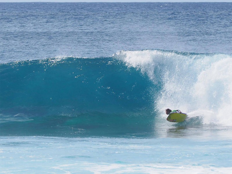 プロボディボード：鈴木彩加がハワイ、パイプラインで2連覇を達成