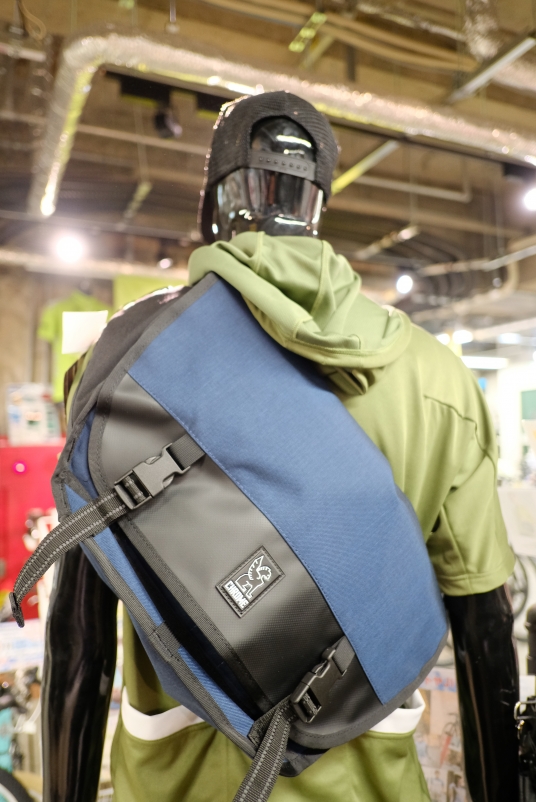 突然の雨でも怖くない!!!防水最強のメッセンジャーバッグの使い方