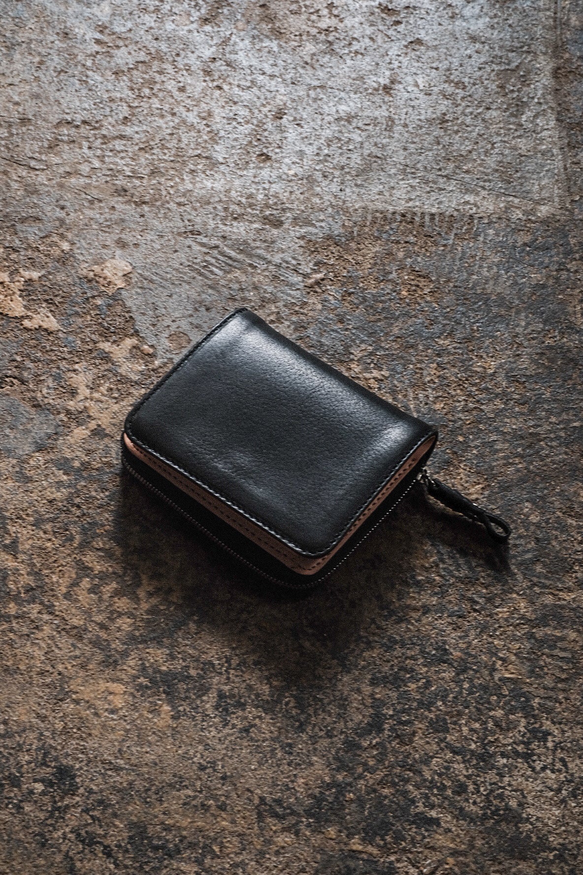 cornelian taurus by daisuke iwanaga/Tower Half Wallet (cow leather