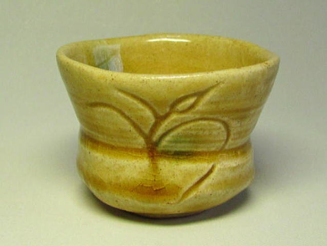 黄瀬戸ぐい呑み（草文）の詳細／陶器販売のたぬき窯