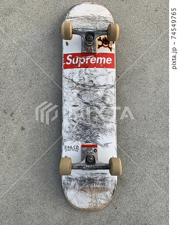 ステッカーを貼ったスケートボードの写真素材 [74549765] - PIXTA