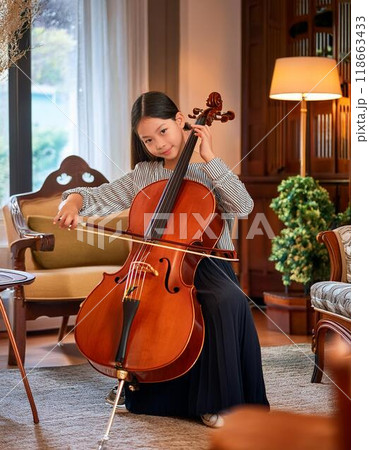 チェロを弾く女性のイラスト素材 [118663433] - PIXTA