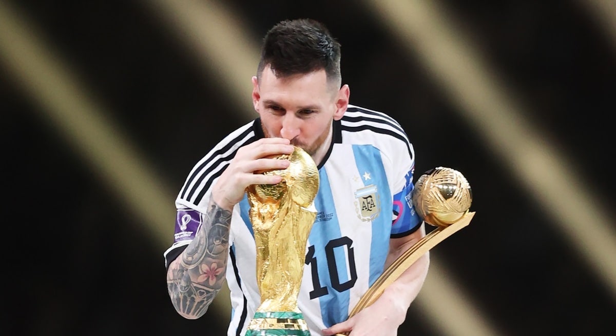 メッシ、優勝した2022年W杯で着たユニフォーム6着がオークションへ