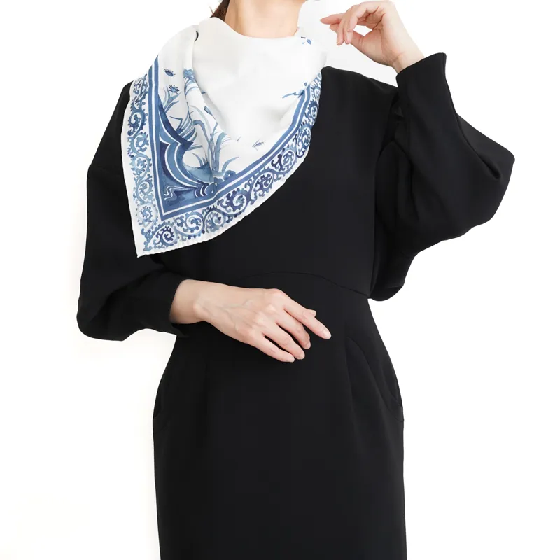 Mame Kurogouchi（マメ クロゴウチ） ハンドプリントシルクスカーフ