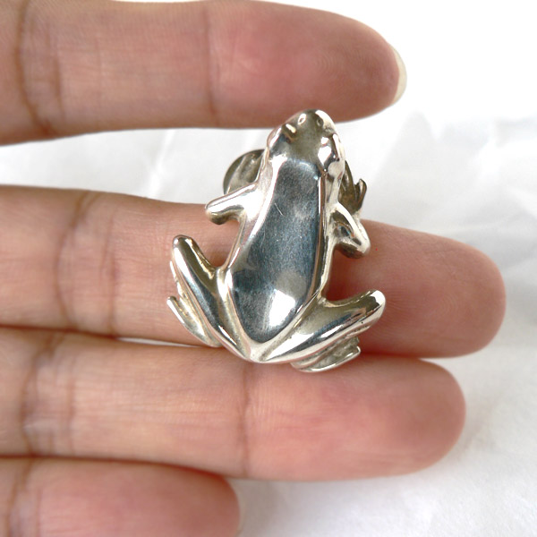 楽天市場】かざりや鐐 kzr-e-009 ピンバッジ「カエル (タイタック用