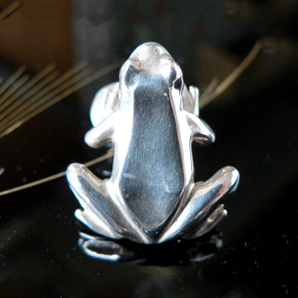 楽天市場】かざりや鐐 kzr-e-009 ピンバッジ「カエル (タイタック用