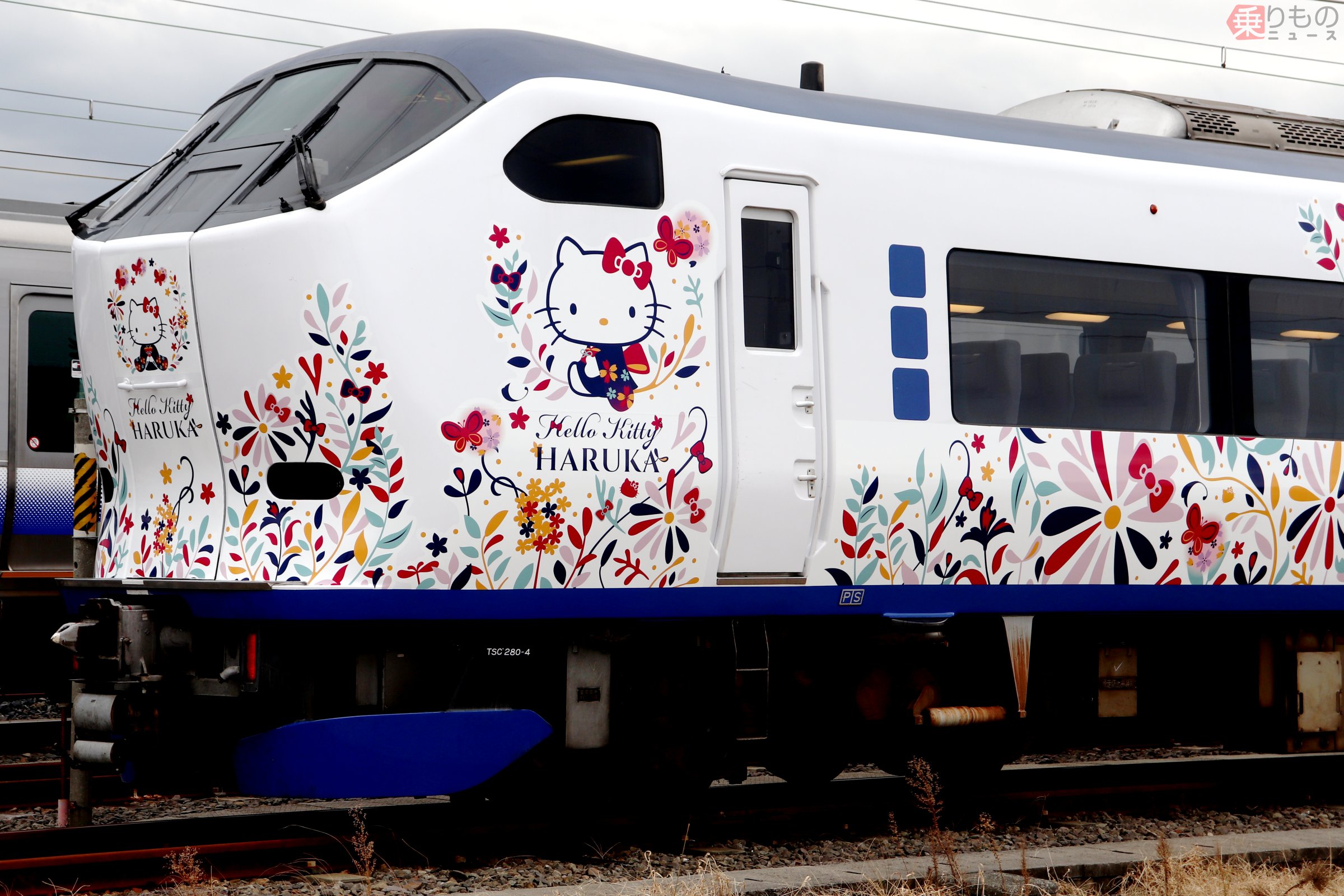 ハローキティ はるか」運行開始 車内も「キティちゃん」だらけ！（写真