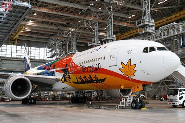 ANAの777がカラフルに！ 驚く愛ちゃん 五輪への特別塗装機「HELLO 2020