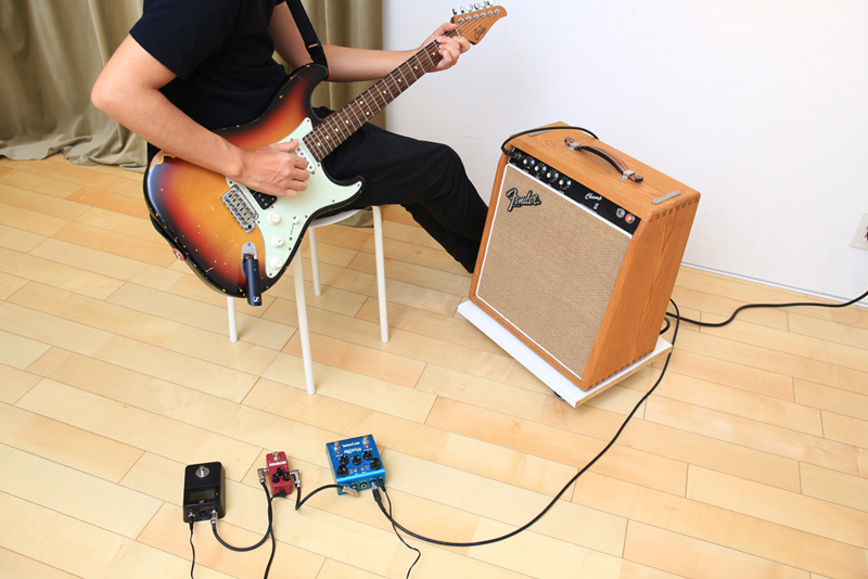 ギターとエフェクター（ペダルボード／エフェクターボード）の間が