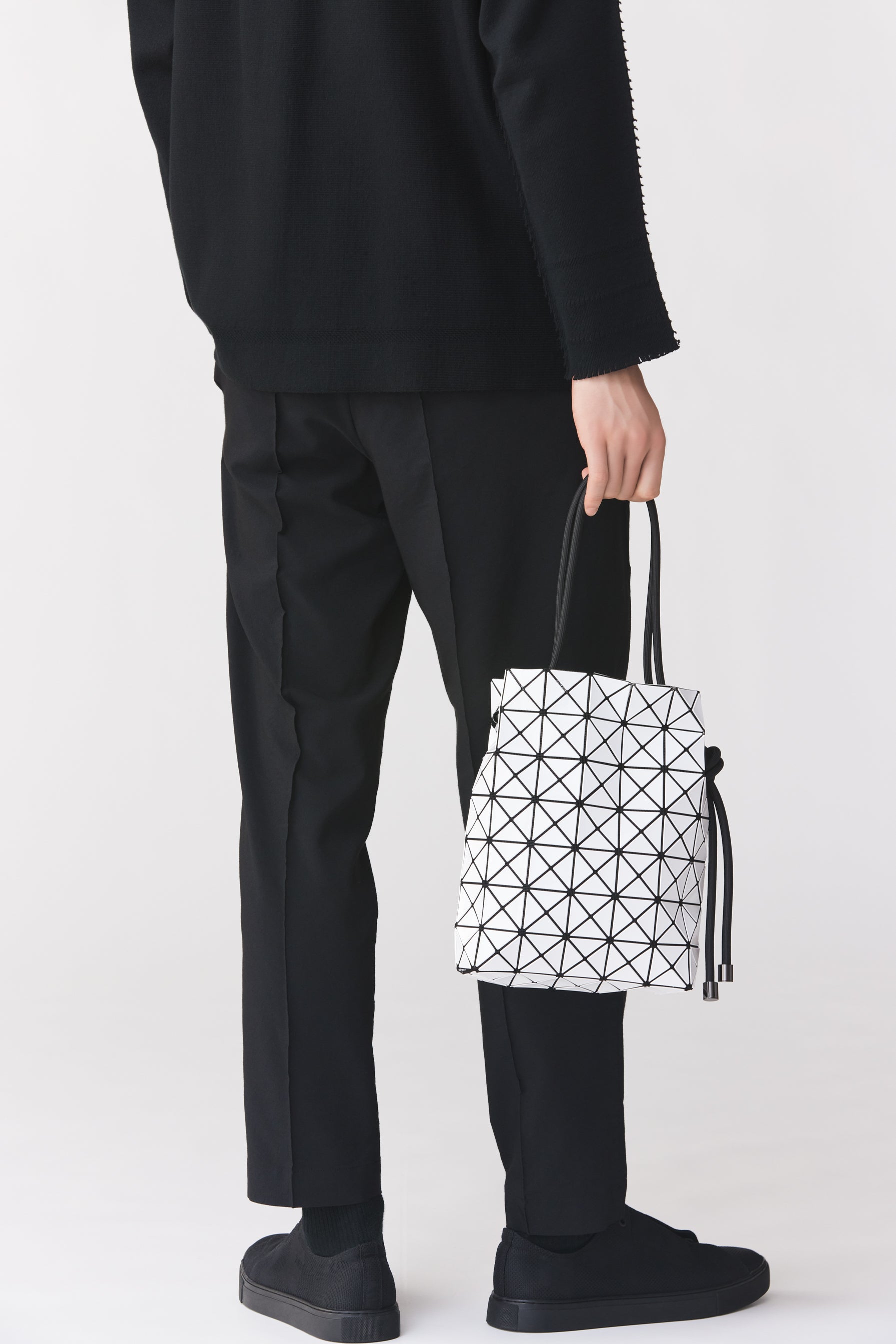 WRING SHOULDER BAG – ISSEY MIYAKE ONLINE STORE