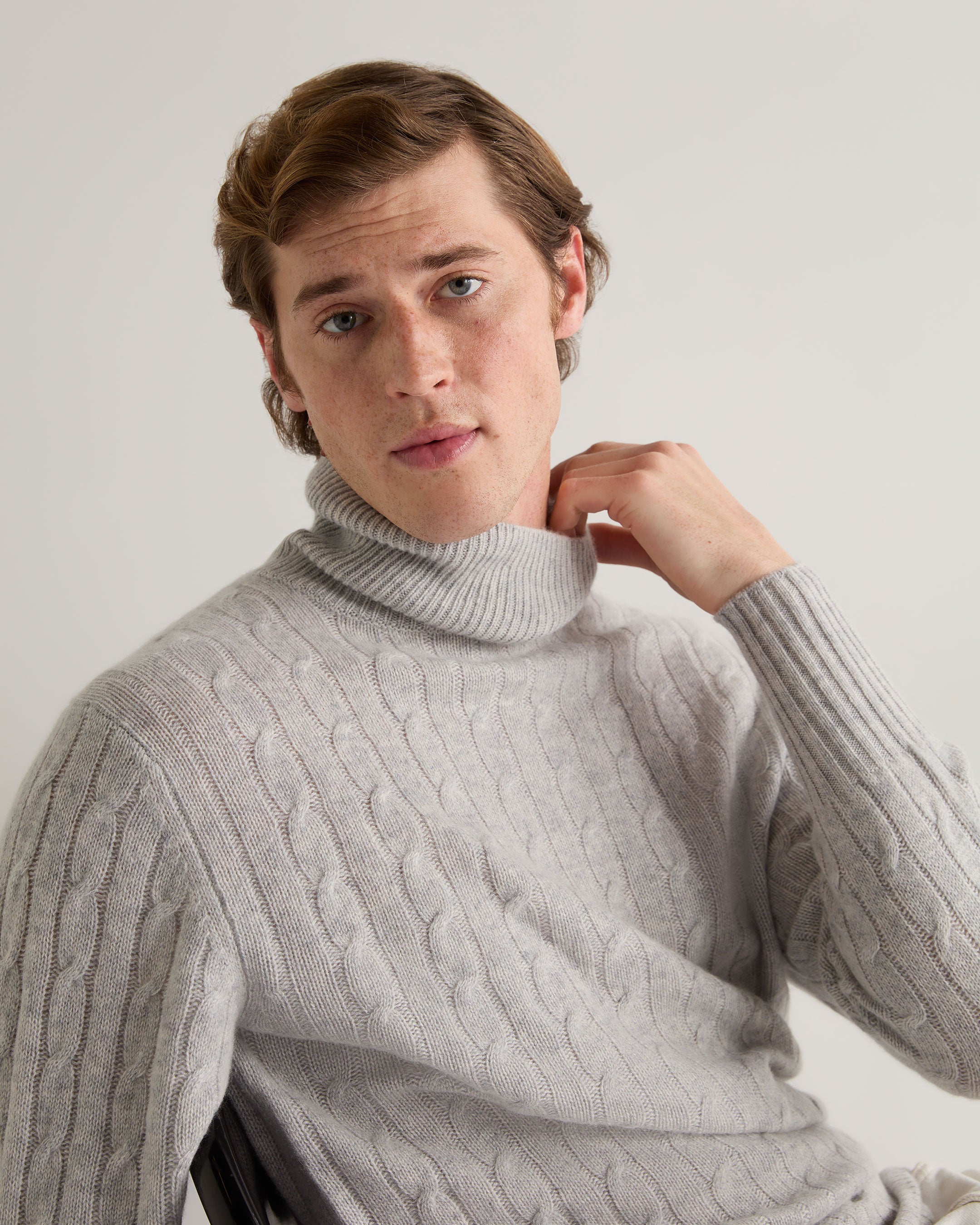 007 Cable Turtle Neck Sweater Fumo Grey | N.Peal