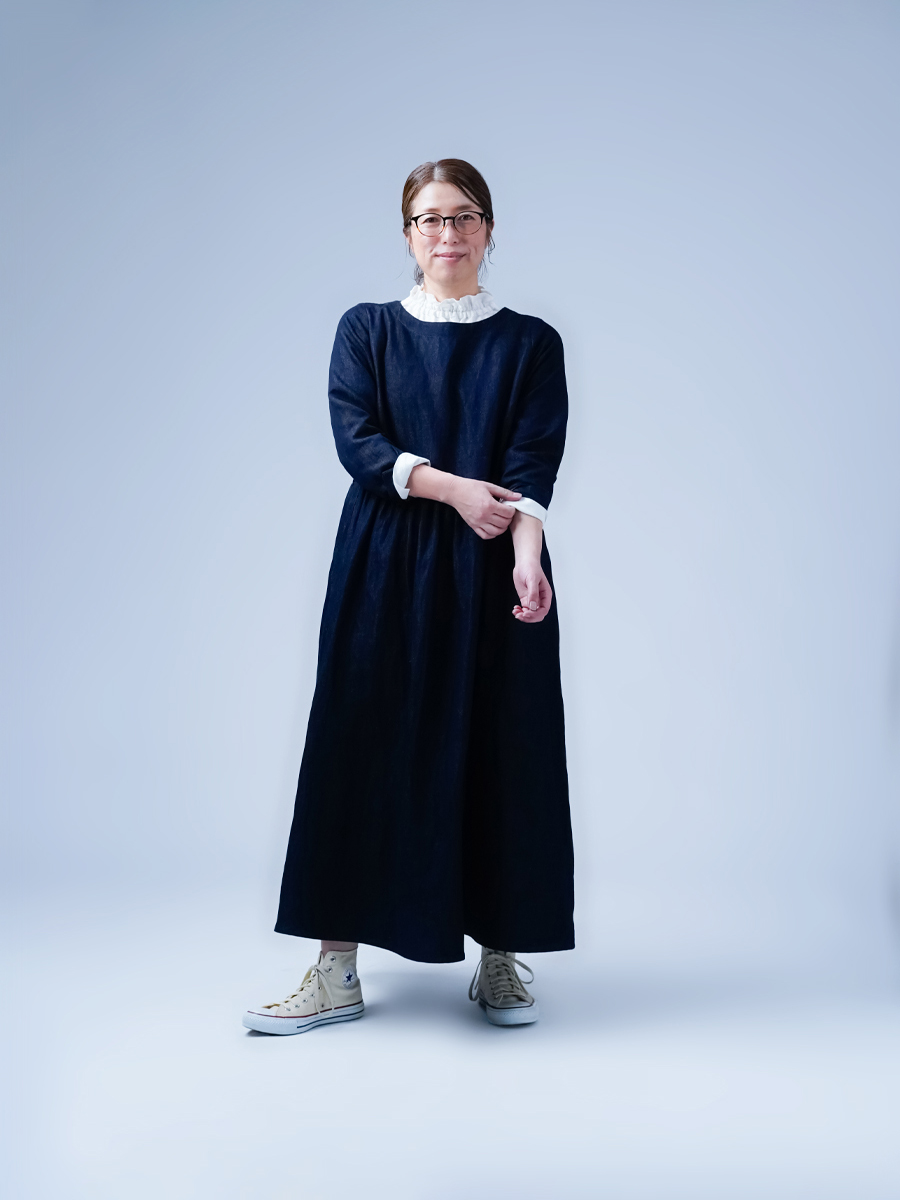 リネンデニムワンピース】歩くとフワッと広がる ギャザードレス