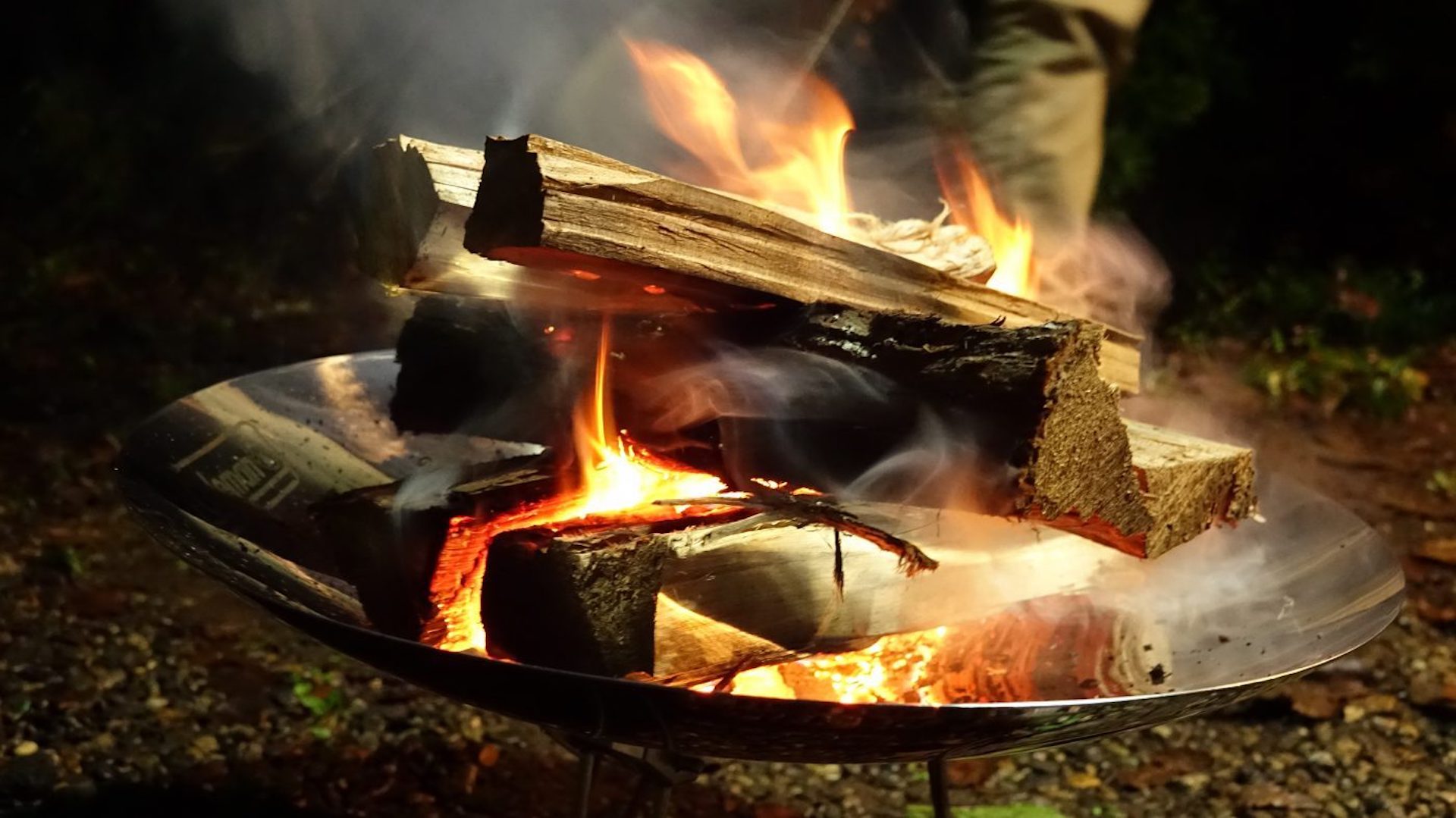 美しすぎる」と話題沸騰の焚き火台。グッドデザイン賞を受賞した