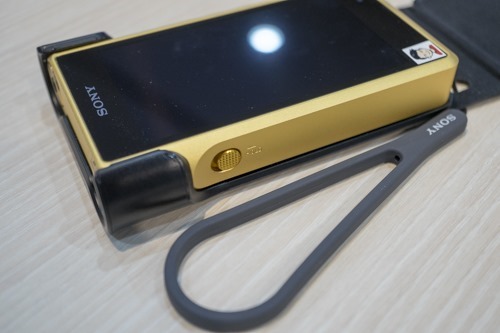 ウォークマンZX300にもおすすめの、キズをつけないストラップ