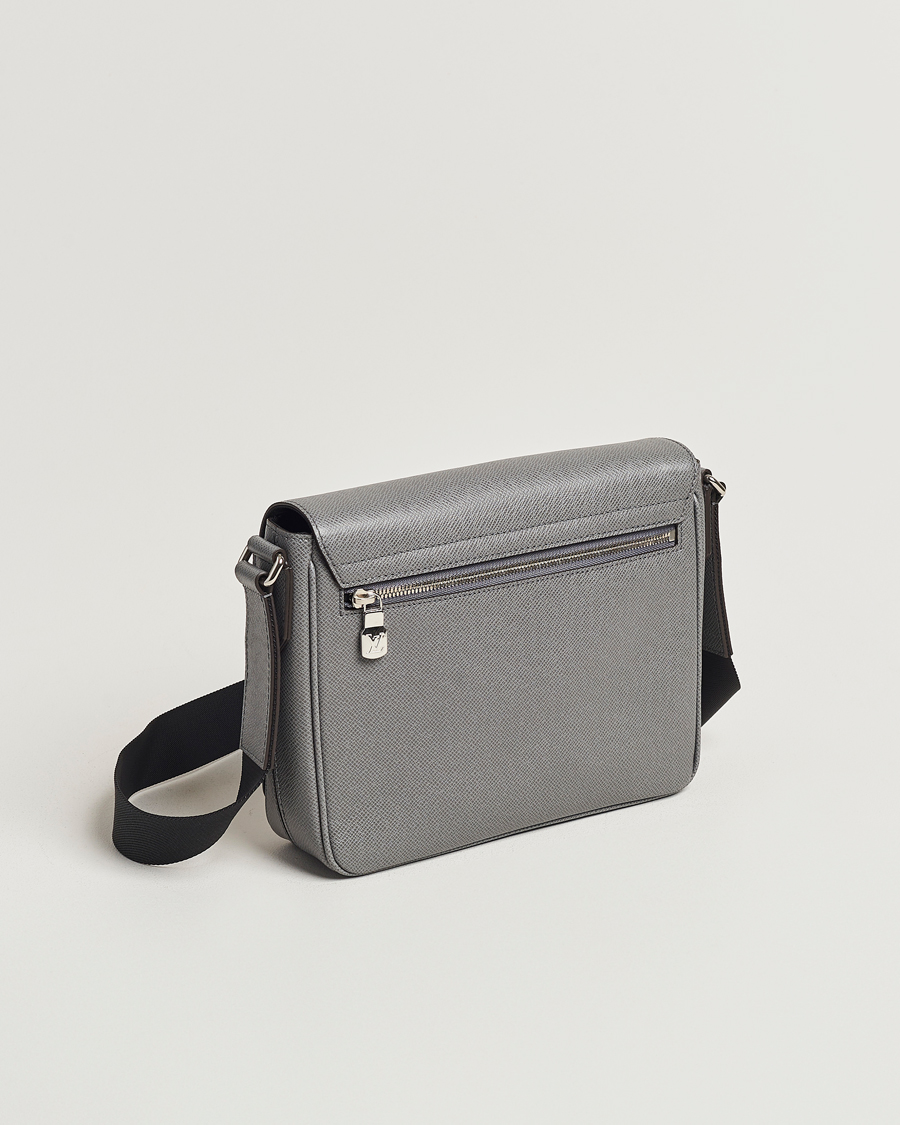 Louis Vuitton Pre-Owned District PM Taiga Messenger Grey at