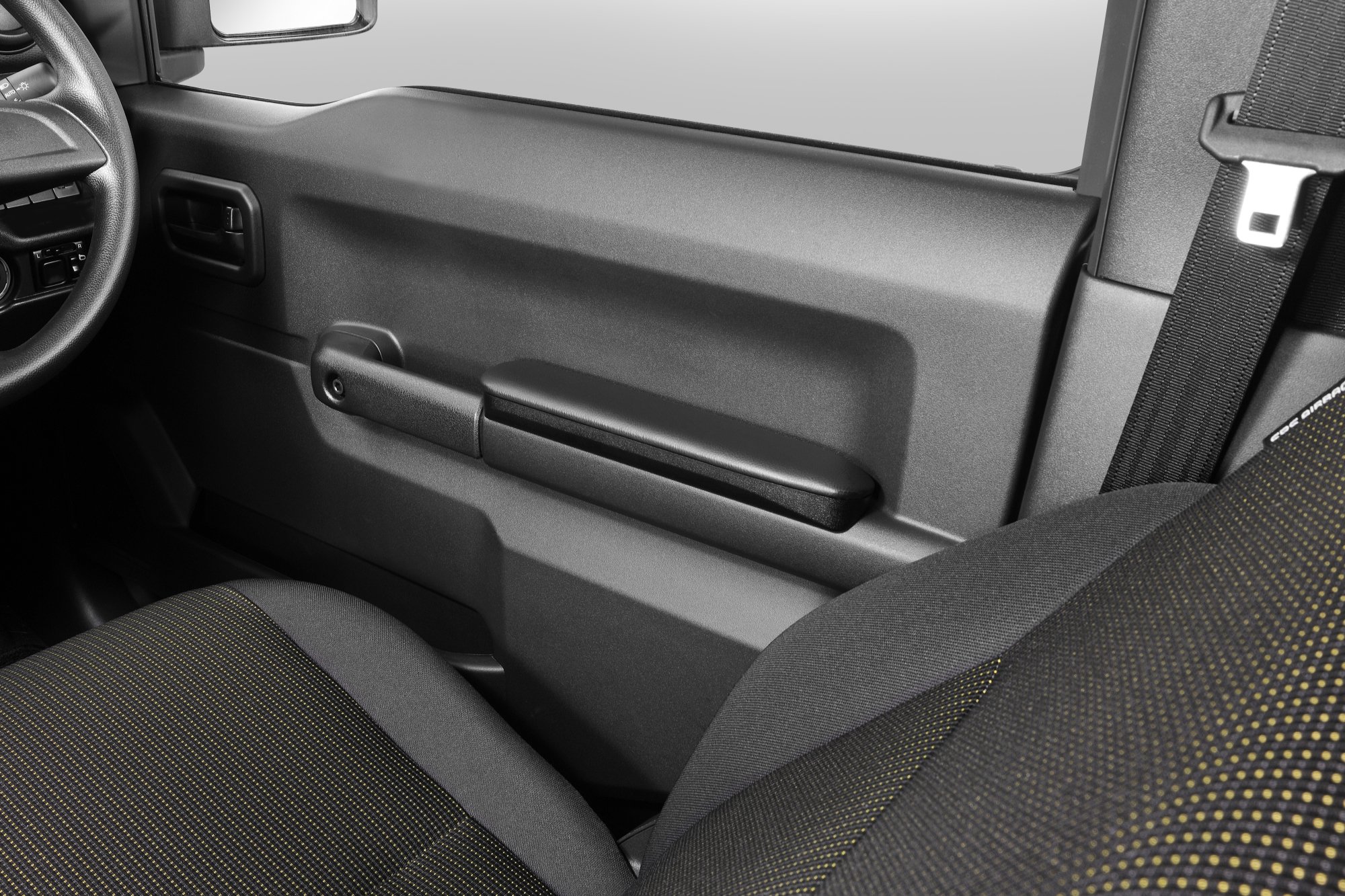 ジムニー専用設計｜縫い目のない本革調表皮、なめらかなデザインの