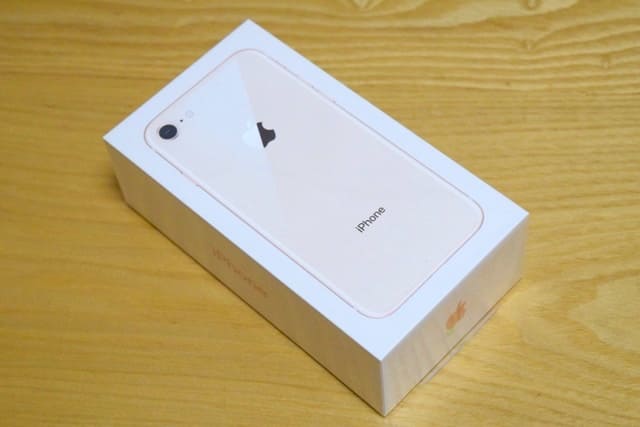 iPhone8ゴールドモデルの開封レビュー！女性に人気が出そうな上品な