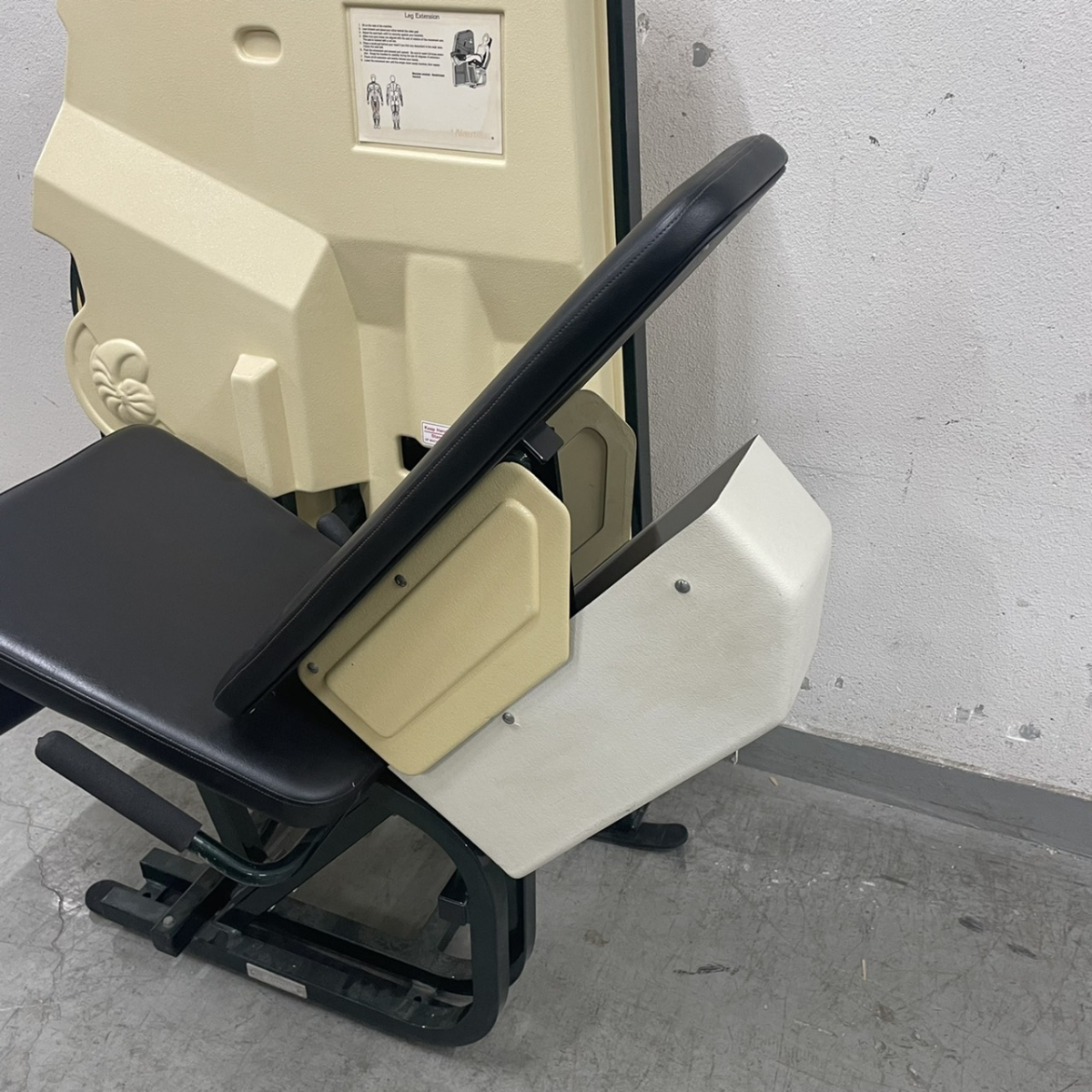 レッグエクステンション（中古）（nautilus）-ジムガレージ