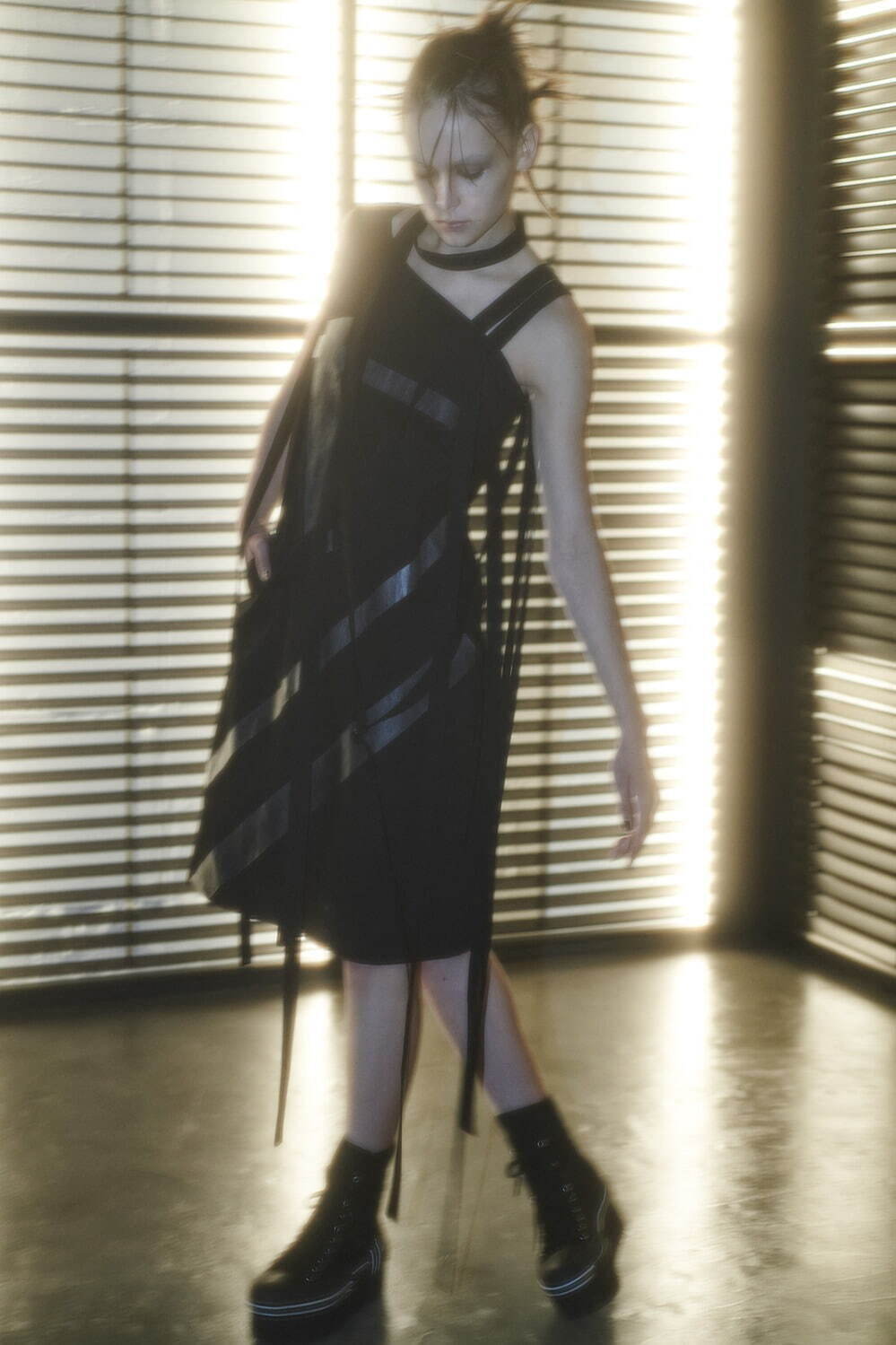 リミ フゥ“安全ピン”を連ねたパンキッシュなブラウスやスカート