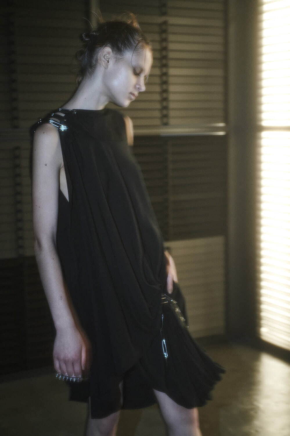 リミ フゥ“安全ピン”を連ねたパンキッシュなブラウスやスカート