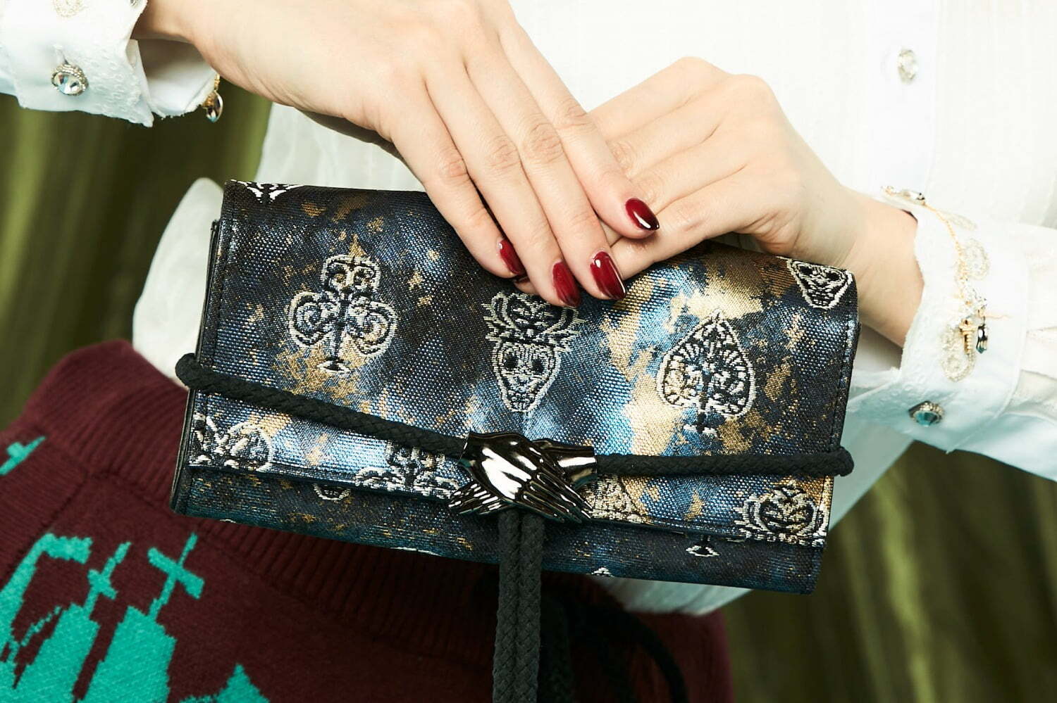 ハザマ×西陣織老舗「西陣岡本」の長財布＆巾着バッグ、箔糸を用いて“失