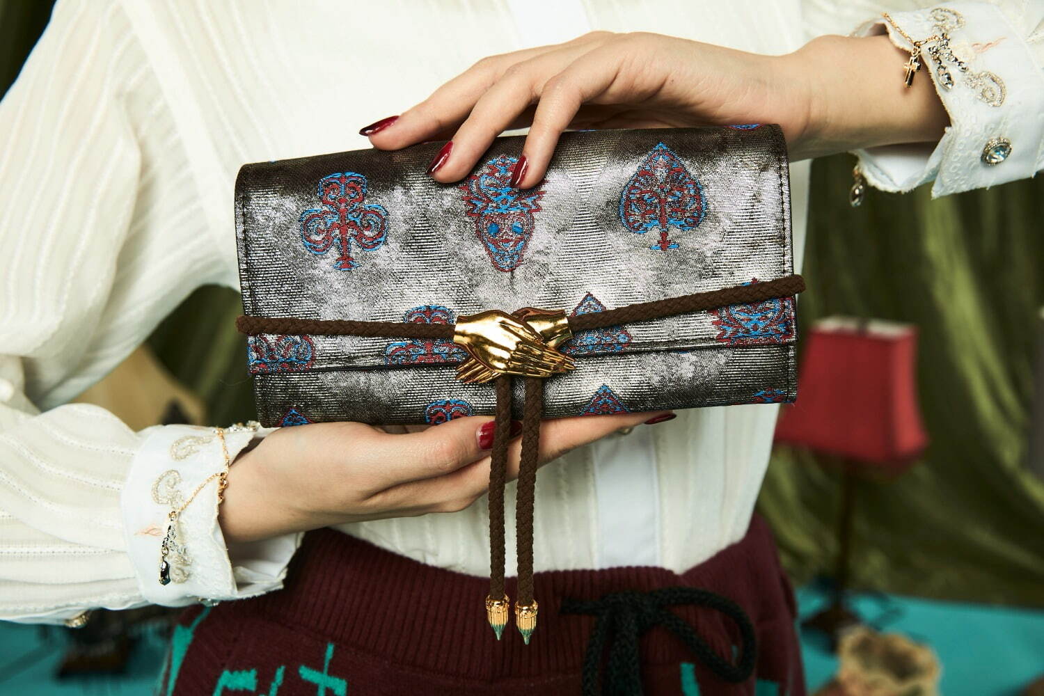 ハザマ×西陣織老舗「西陣岡本」の長財布＆巾着バッグ、箔糸を用いて“失