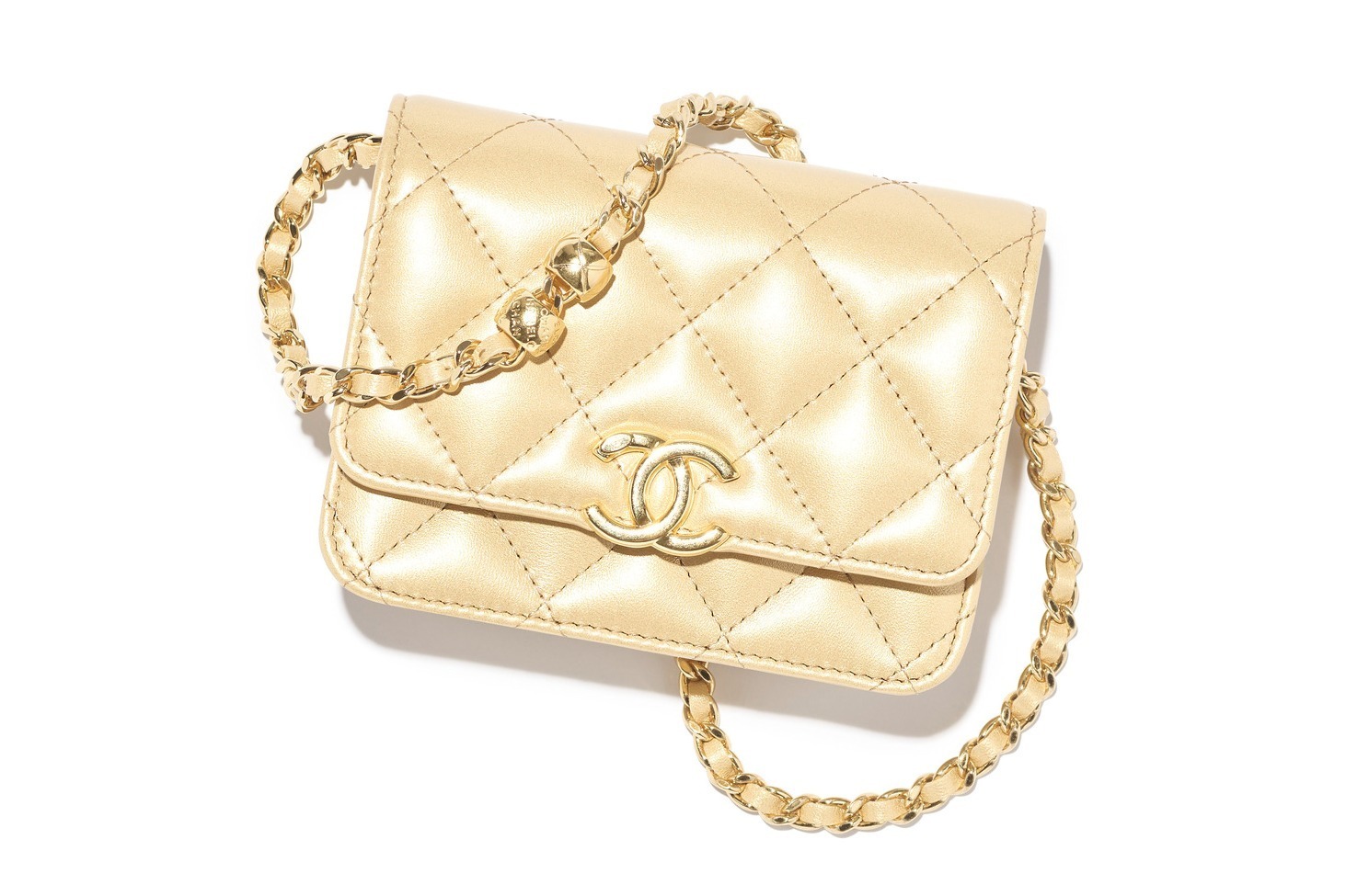 シャネル「ダブルC」輝くチェーン付きクラッチ、柔らかなキルティング