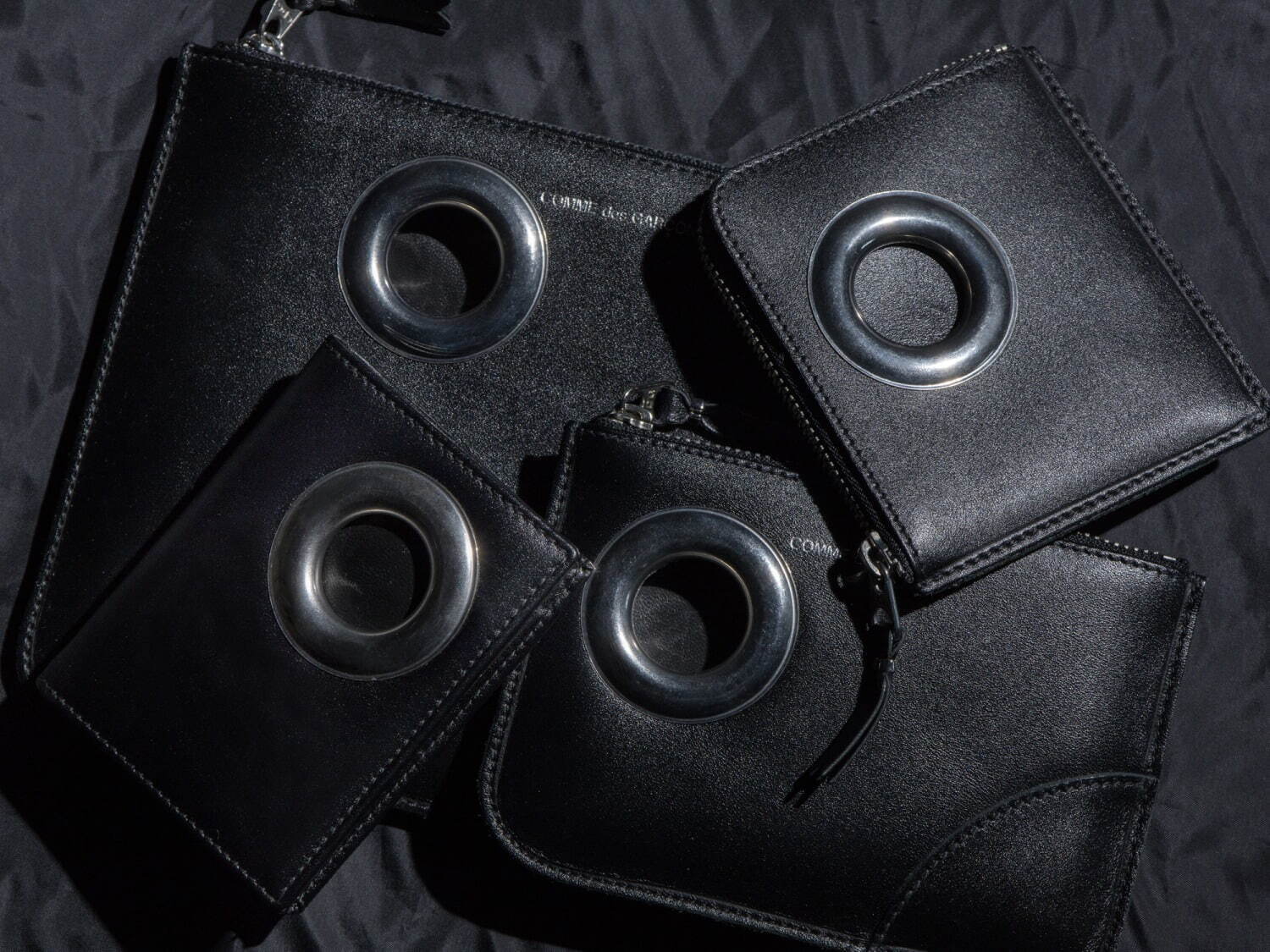 ウォレット・コム デ ギャルソン24秋冬レザーグッズ、黒ボディに大胆