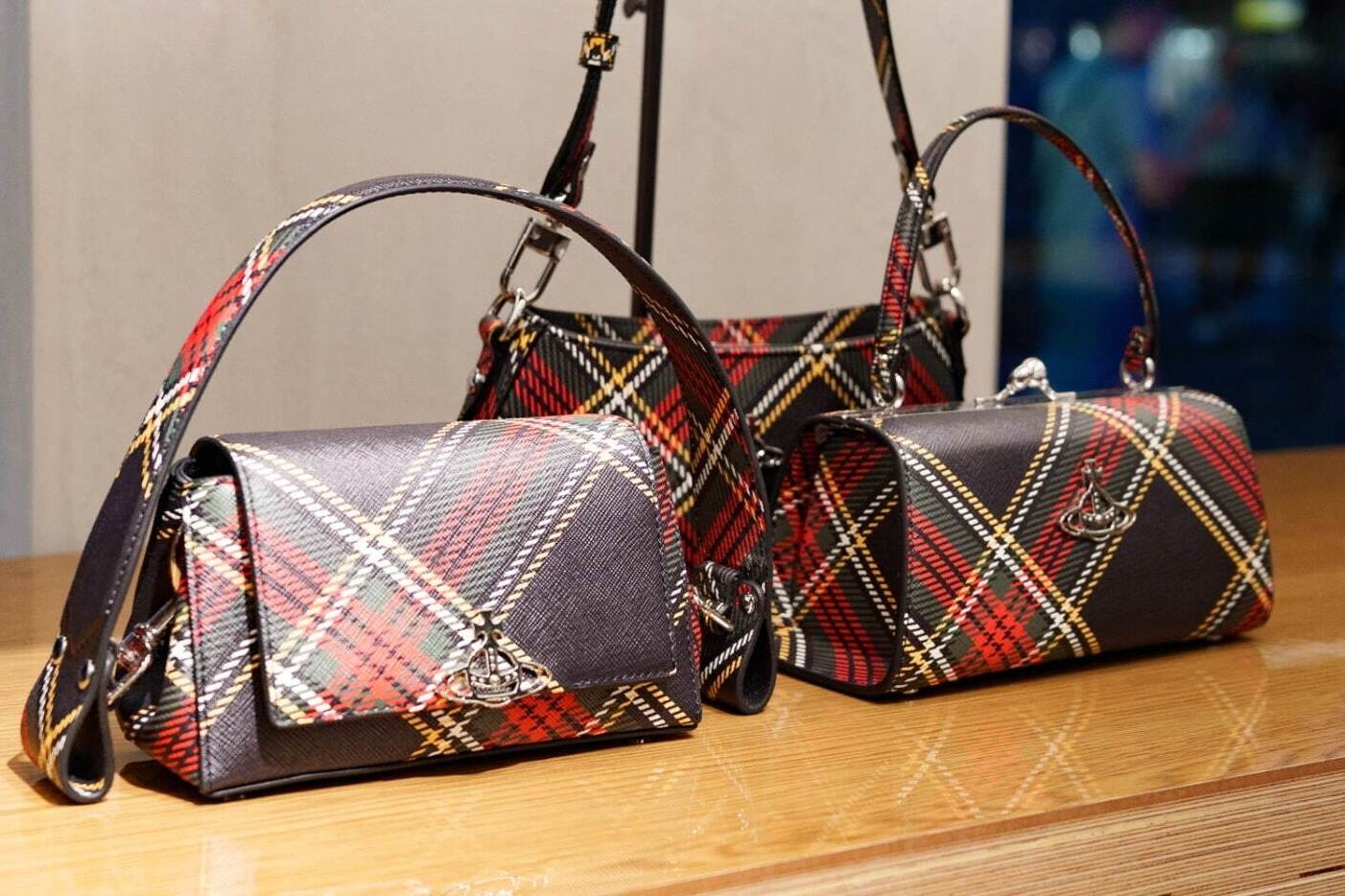 ヴィヴィアン・ウエストウッド、“秋色タータンチェック”のバッグ